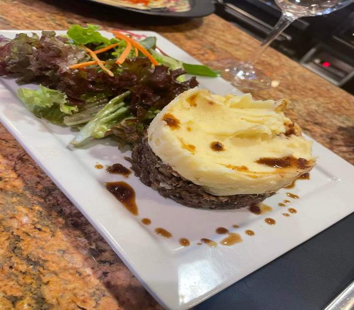 Parmentier d'agneau et salade verte Saclay